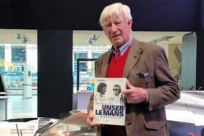 Siegfried Rauch mit seinem Buch