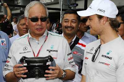 Premier-Minister Razak ist Formel-1-Fan