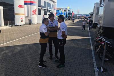 Im Assen-Paddock: Martinez, José Ibánez und Razlan Razali