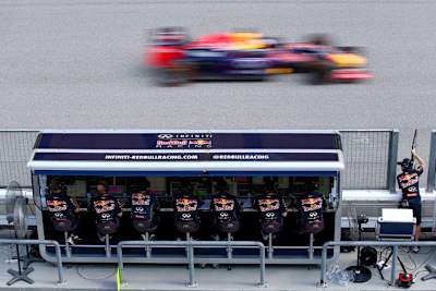 Die Helden an der Boxenmauer von Red Bull Racing: Jonathan Wheatley, Adrian Newey, Christian Horner, Guillaume Rocquelin, Will Courtenay, Gianpiero Lambiase, Simon Rennie