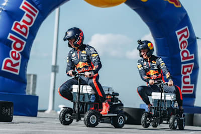 Verstappen gegen Albon auf motorisierten Kühlboxen