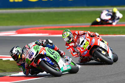 Das Rennen in Silverstone: Scott Redding (45) vor Cal Crutchlow, dahinter Abraham