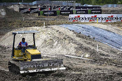 Die Organisatoren versuchen, die Strecke befahrbar zu machen