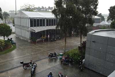 So schüttete es vor dem zweiten MotoGP-Training auf dem Sepang Circuit