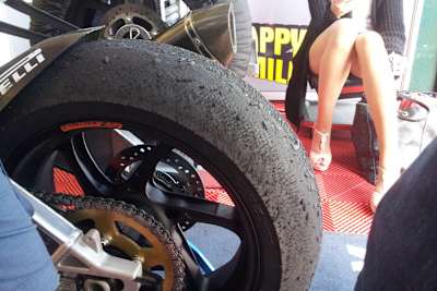 Der Hinterreifen an Markus Reiterbergers BMW