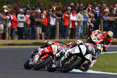 Ein Sinnbild: Markus Reiterberger (Althea) vor Josh Brookes (Milwaukee)