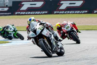 Markus Reiterberger vor Javier Fores und Roman Ramos