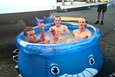 Die IDM BMW Truppe beim Entspannen