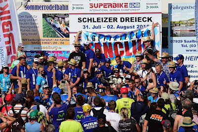 Markus Reiterberger (irgendwo in der Mitte) feiert mit seinem Fan-Club