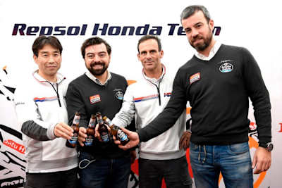 Auf die Verlängerung des Sponsoring-Abkommens wurde mit einer Flasche Estrella Galicia 0,0 angestossen