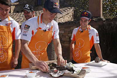 Marc Márquez und Dani Pedrosa genießen Calçotada