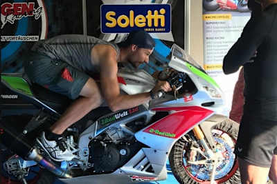 Er weiss, wovon er spricht: Roland Reschdemonstriert die perfekte Haltung auf der Zielgeraden