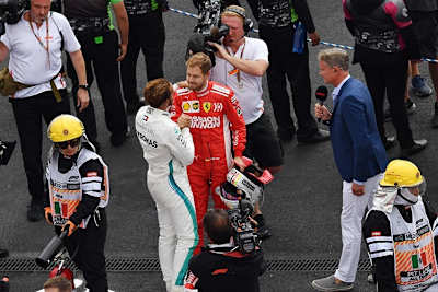 Sebastian Vettel gratuliert Lewis Hamilton in Mexiko zum fünften Titel