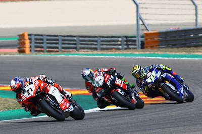 Sandro Cortese hinter Rinaldi (21) und Razgatlioglu