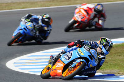 Alex Rins (42) vor Alex Márquez (12) und Jonas Folger