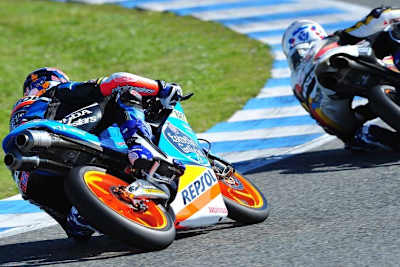 Direkter Vergleich: Rins mit neuem Auspuff, John McPhee vor ihm mit der bisherigen Version