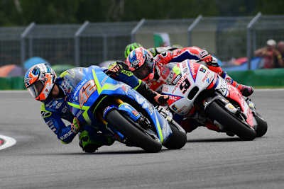 Alex Rins (Suzuki) vor Danilo Petrucci (Ducati)