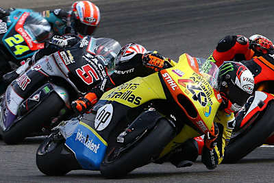 Alex Rins vor Johann Zarco