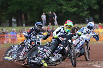 Erik Riss vor Kai Huckenbeck und Max Dilger