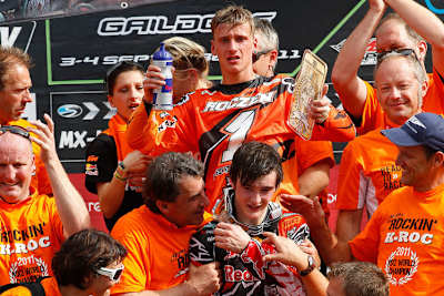 Roczen feiert in Gaildorf seinen WM-Titel, Herlings ist am Boden zerstört und muss von KTM-Chef Stefan Pierer, Pit Beirer und Heinz Kinigadner aufgebaut werden