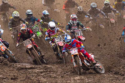 Beim Start von Lauf 1 kann Ken Roczen (94) das ausbrechende Heck gerade noch abfangen