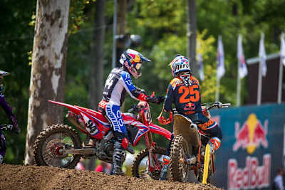 Ken Roczen gratuliert Marvin Musquin zum Laufsieg nach Moto 1