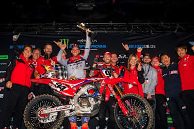 Ken Roczen feiert seinen Sieg in St. Louis