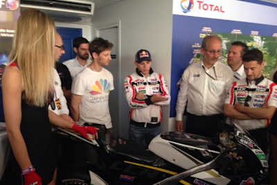 Stefan Bradls Betreuer Oscar Haro knipste Romain Grosjean in der LCR-Honda-Box