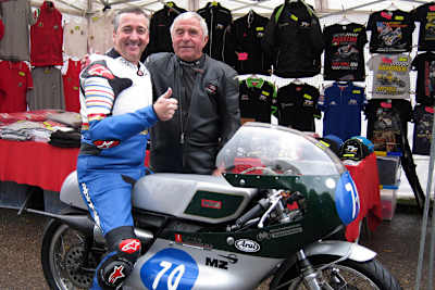 Freddie Spencer auf der MZ von Heinz Rosner (rechts)