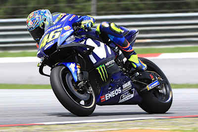 Auch Valentino Rossi muss sich jetzt mit den voluminösen Flügeln anfreunden