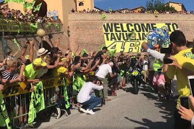 Valentino Rossi bahnt sich den Weg durch seine VR46-Fans
