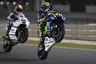 Katar: Valentino Rossi vor Yonny Hernandez