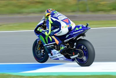 Die Fans jubeln über die Pole-Position von Altmeister Valentino Rossi