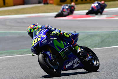 Rossi im Rennen vor Barbera und Viñales