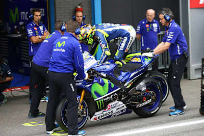 Valentino Rossi beim Motorradwechsel