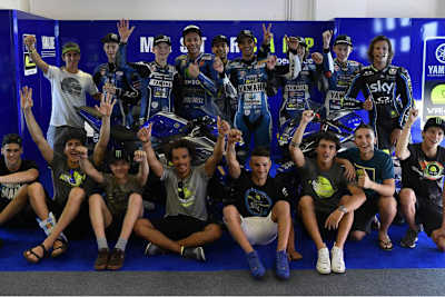 Valentino Rossi posierte für ein Foto mit seinen Schützlingen