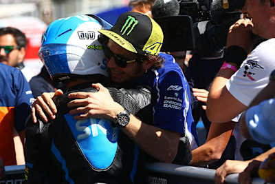 Diese Bilder gehören der Vergangenheit an: Fenati und Rossi feiern im Parc fermé