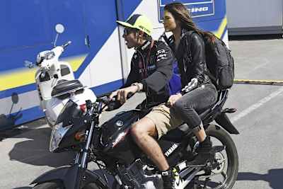 Valentino Rossi mit Freundin Francesca Sofia Novello im Paddock von Doha