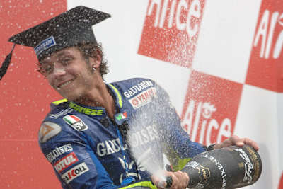 Rossi mit Doktorhut 2004 in Mugello