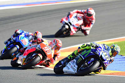 Valentino Rossi vor Marc Márquez 2016 in Valencia