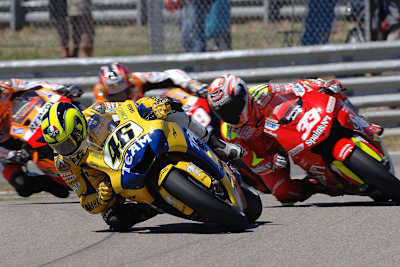 2006: Valentino Rossi lieferte sich einen erbitterten Kampf gegen Marco Melandri, Nicky Hayden und Dani Pedrosa