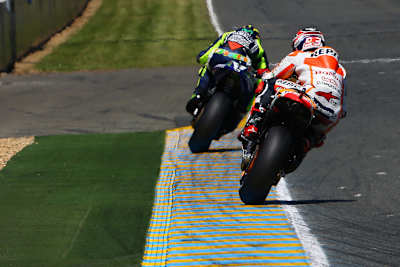 Im Rennen: Valentino Rossi wird demnächst von Márquez überholt