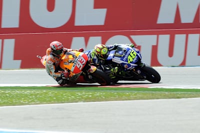 Dutch-TT in Assen, letzte Runde, letzte Schikane: Marc Márquez attackiert Rossi – und wird Zweiter