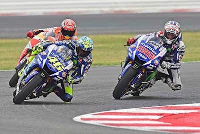 Ein Eiertanz im Regen: Rossi vor Lorenzo und Márquez im Rennen von Misano