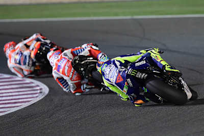 Das Rennen in Katar: Valentino Rossi am Hinterrad von Dovizioso und Márquez