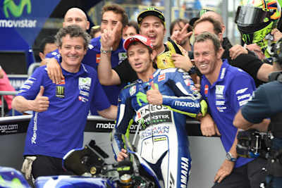 Valentino Rossi nach der Pole im Parc Fermé