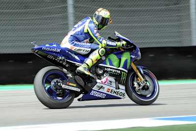 Assen-GP 2015: Rossi in der letzten Runde nach dem Ausflug ins Kiesbett; und er schaut sich nach Márquez um...