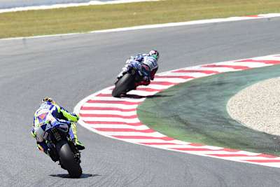 Im Rennen: Jorge Lorenzo wehrt sich gegen an anstürmenden Rossi