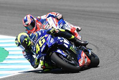 Valentino Rossi im Fight gegen Danilo Petrucci