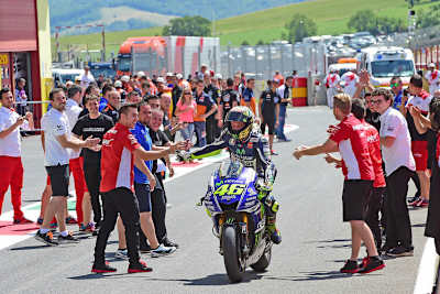 Nach dem dritten Platz in Mugello 2014: Rossi wird bejubelt